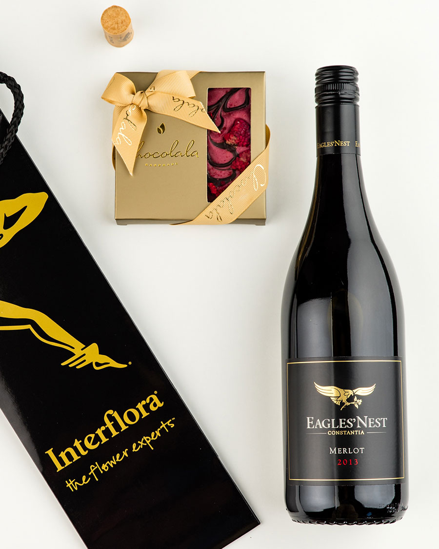 Gift bag with Eagle´s Nest red wine and dark chocolate raspberry bar