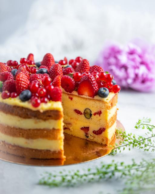 Vanilla cream cake with fresh berries