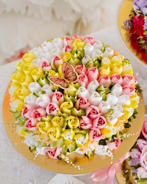 Colorful meringue cake with flowers