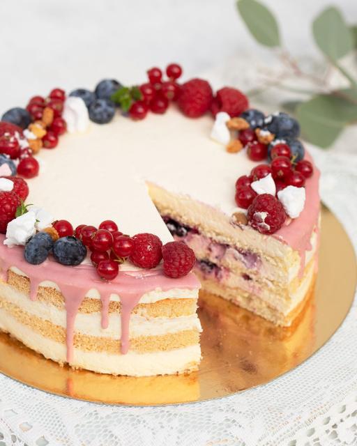 Mascarpone cake with fresh berries