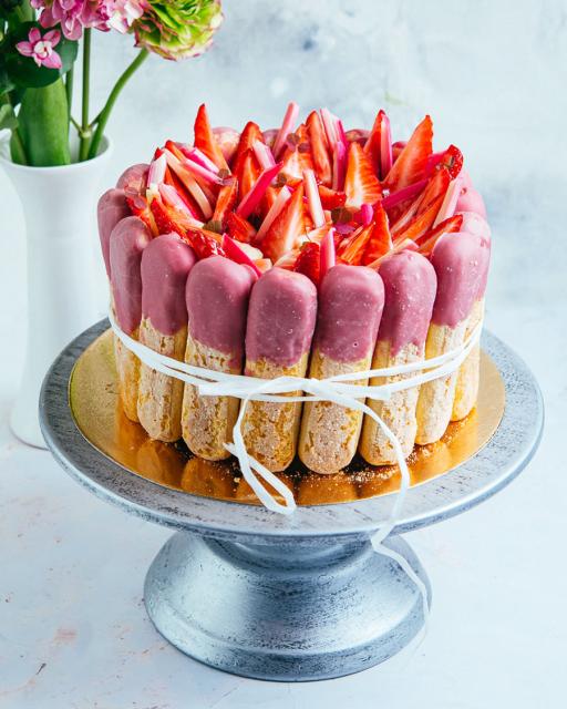 Cake with strawberries and rhubarb cream
