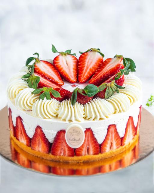 Yoghurt cake with strawberries