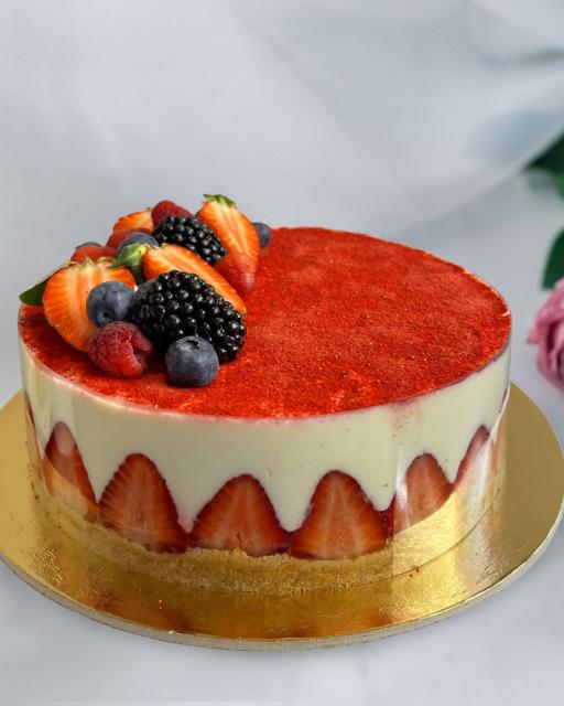 Vanilla cream cake with strawberries 