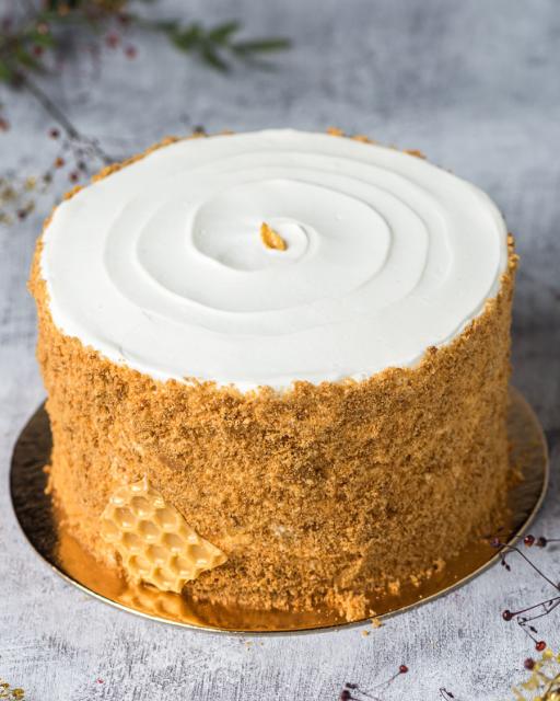 Honey cake with apricot