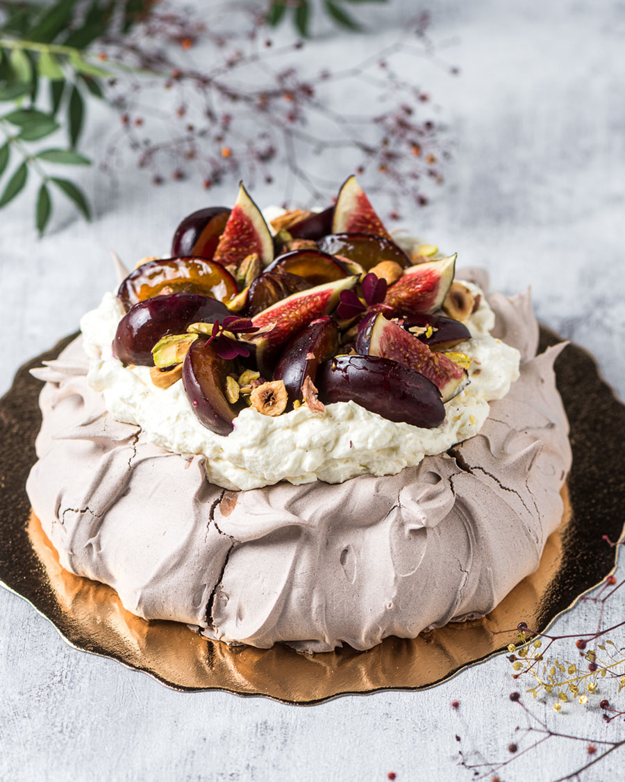 Шоколадная павлова со сливами и инжиром