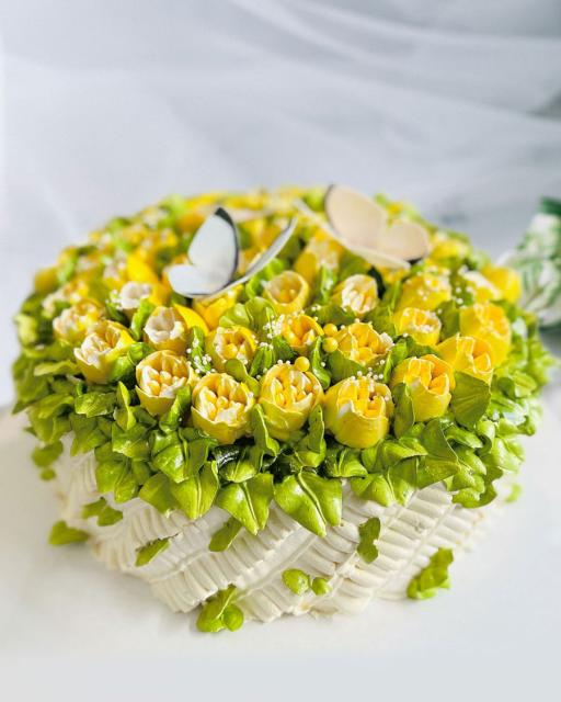 Colorful meringue cake