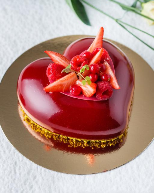 Strawberry-blackcurrant cake with pistachio biscuit